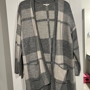 American Eagle Gray and Cream Plaid Oversized Sweater Size Medium